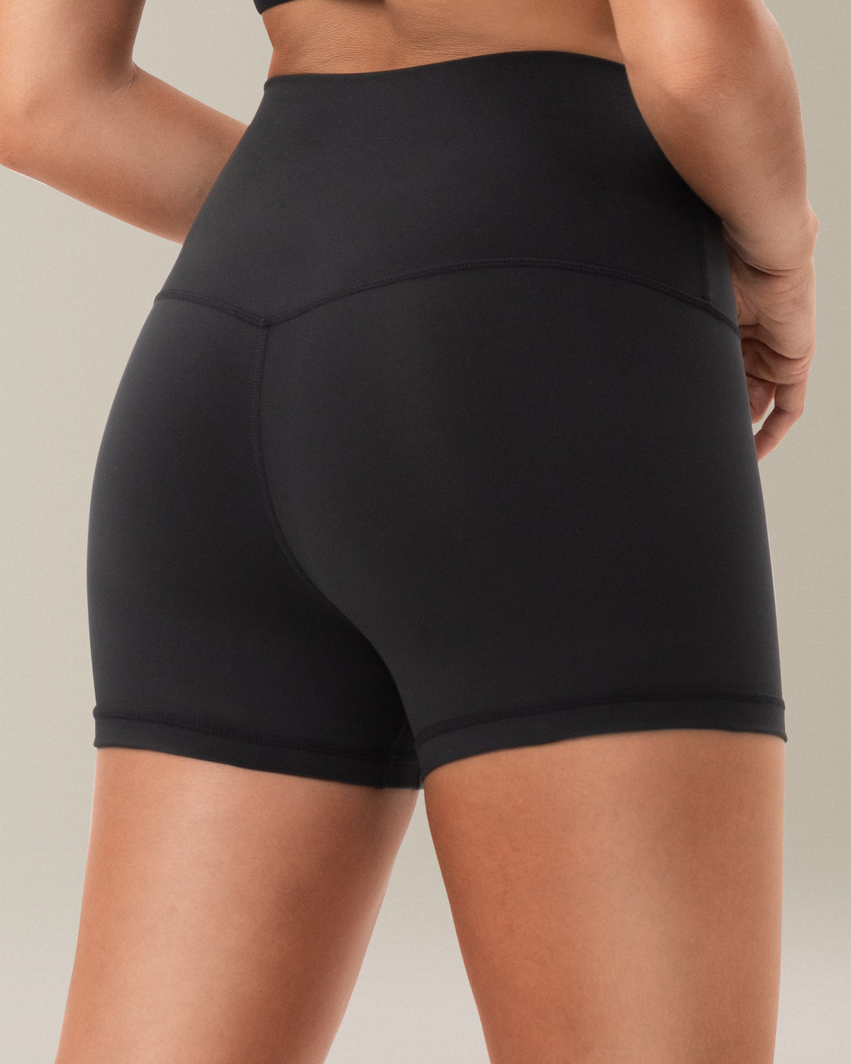 8063 yunoga no front seam high‑waisted biker shorts black