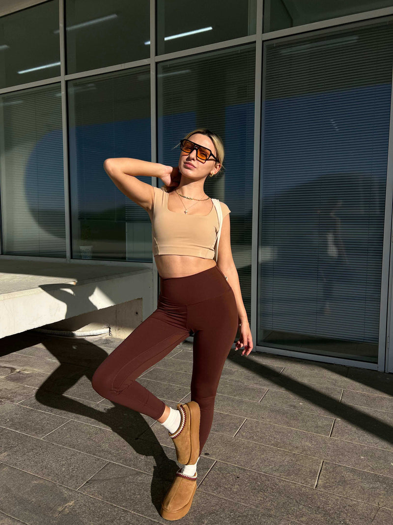 Bitter chocolate yoga leggings with beige crop top—Yunoga’s ideal look for sunrise walks and movement