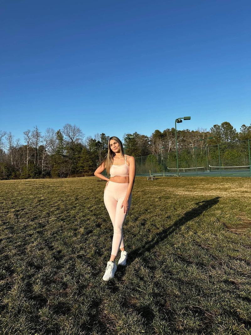 Pink seamless yoga set from Yunoga—breathable and stretchy, perfect for sunset sessions outdoors